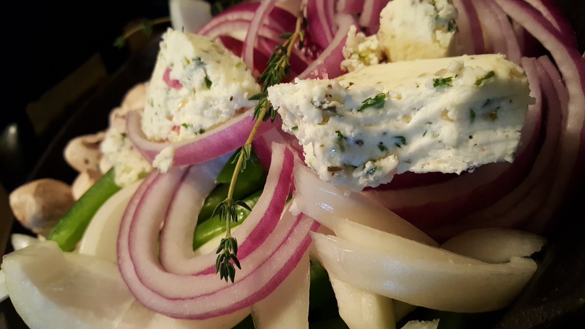 aris_eclectic's tweet photo. The sound of chopping, whisking, and tossing....in my kitchen๐ถ๐ต all to the sounds of the #melodic and #swayful @gwenbunn #safetravels #cheflife #theeclectictable #privatechef #caterer #foodie #musicandfood #wineandsway https://t.co/MLqEGfiT3B
