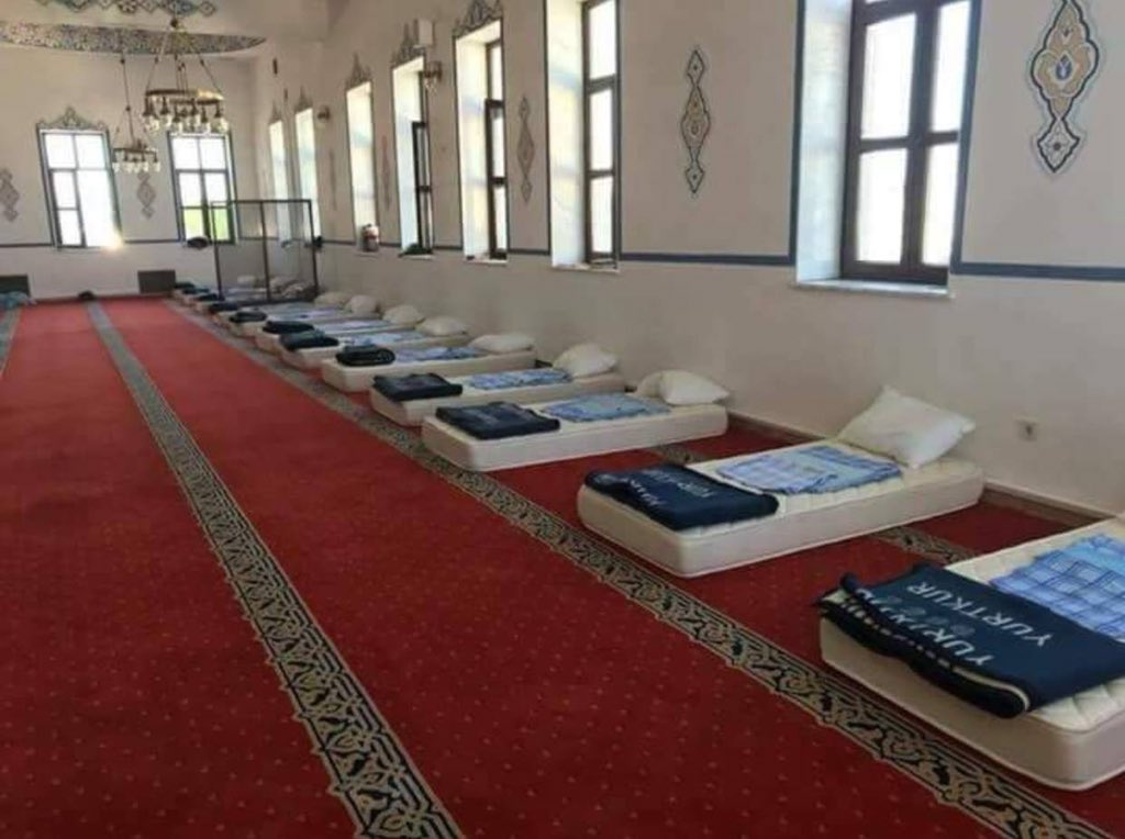 dahalizAntiCop's tweet photo. ادارة جامعة سكاريا التركية تقوم بتجهيز المسجد للطلاب المعتكفين وتوفير وجبات الافطار والسحور لهم
ماشاء الله زي ما بيجهز عندنا بالظبط 
علي فكرة الافكار بتسرق 😂
#ساكتين_ليه https://t.co/XuCMraKgJ1