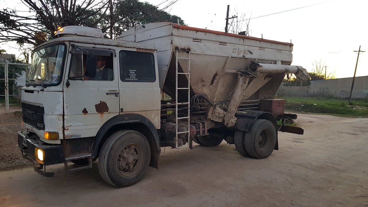 MARISAYTONY's tweet photo. El mas nuevo y el más viejito 
Con 2 tolvas de reparto andamos mejor
#Trigo #ferti #si #dalequeva #aca #amigos #10tn #urea https://t.co/Yvn7asSdM2