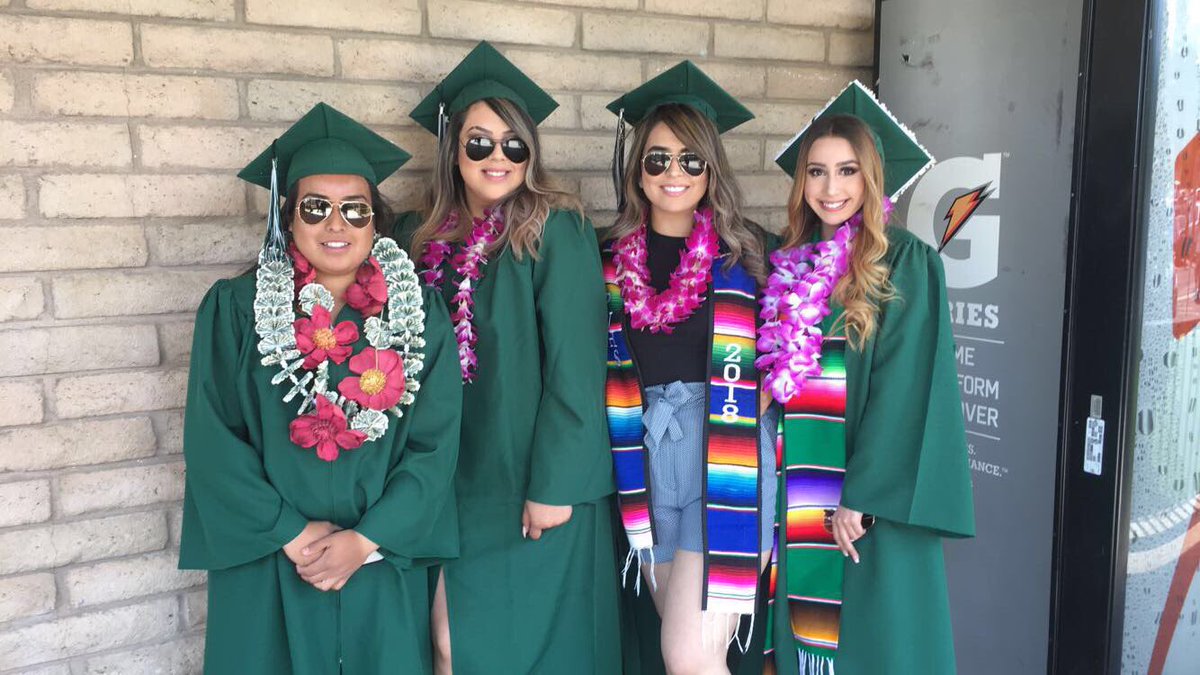 jcgovc's tweet photo. class of 2k18 🍾🎓#pvhs2018 https://t.co/HN0wSJZgkv