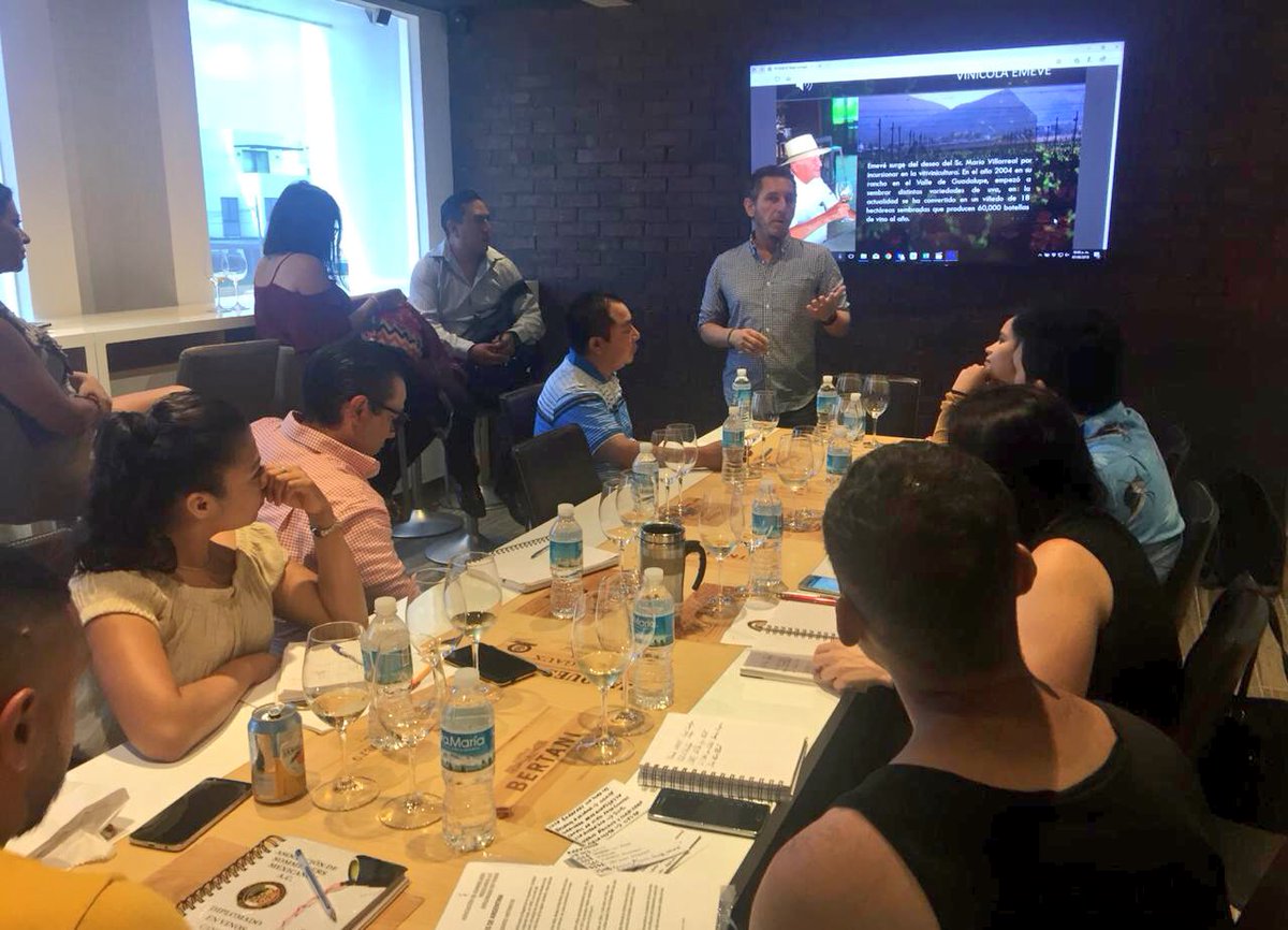 ASM_Peninsula's tweet photo. Excelente y muy interesante visita del #enologo de @VinicolaEmeve Daniel Lonnberg en nuestro #DiplomadoEnVino #ASMCancun 

#TomaVinoMexicano  #sommeliers #Cancun https://t.co/46DZQxD35z