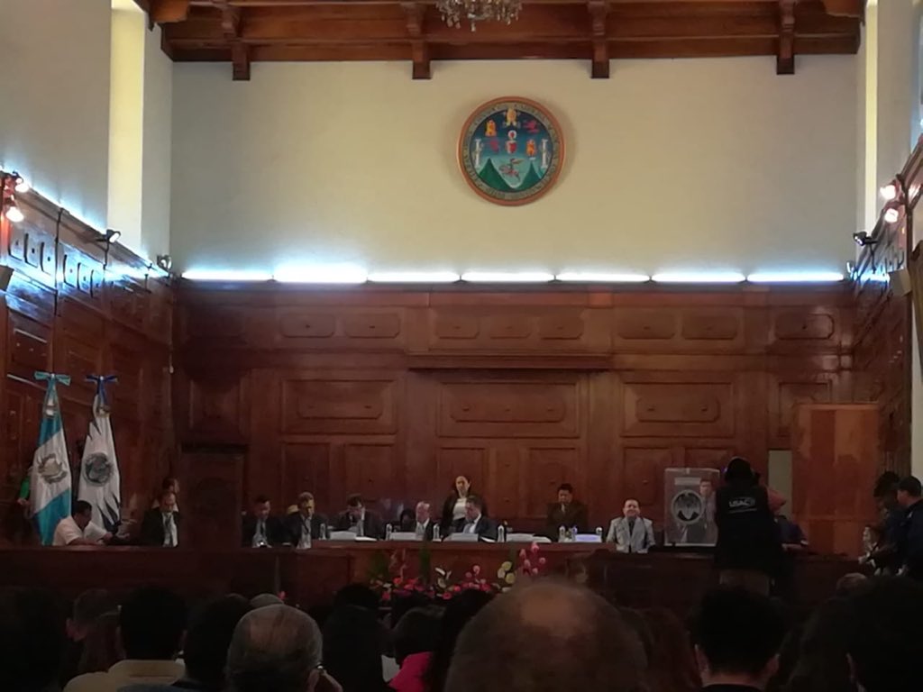 MurphyPaiz's tweet photo. Una de las prioridades es asumir un compromiso para hacer un cambio en la universidad, cambio que no vendrá de una persona, si no de buscar el mejor consenso con todos los sectores #MurphyRector https://t.co/n9dyxmVkA2