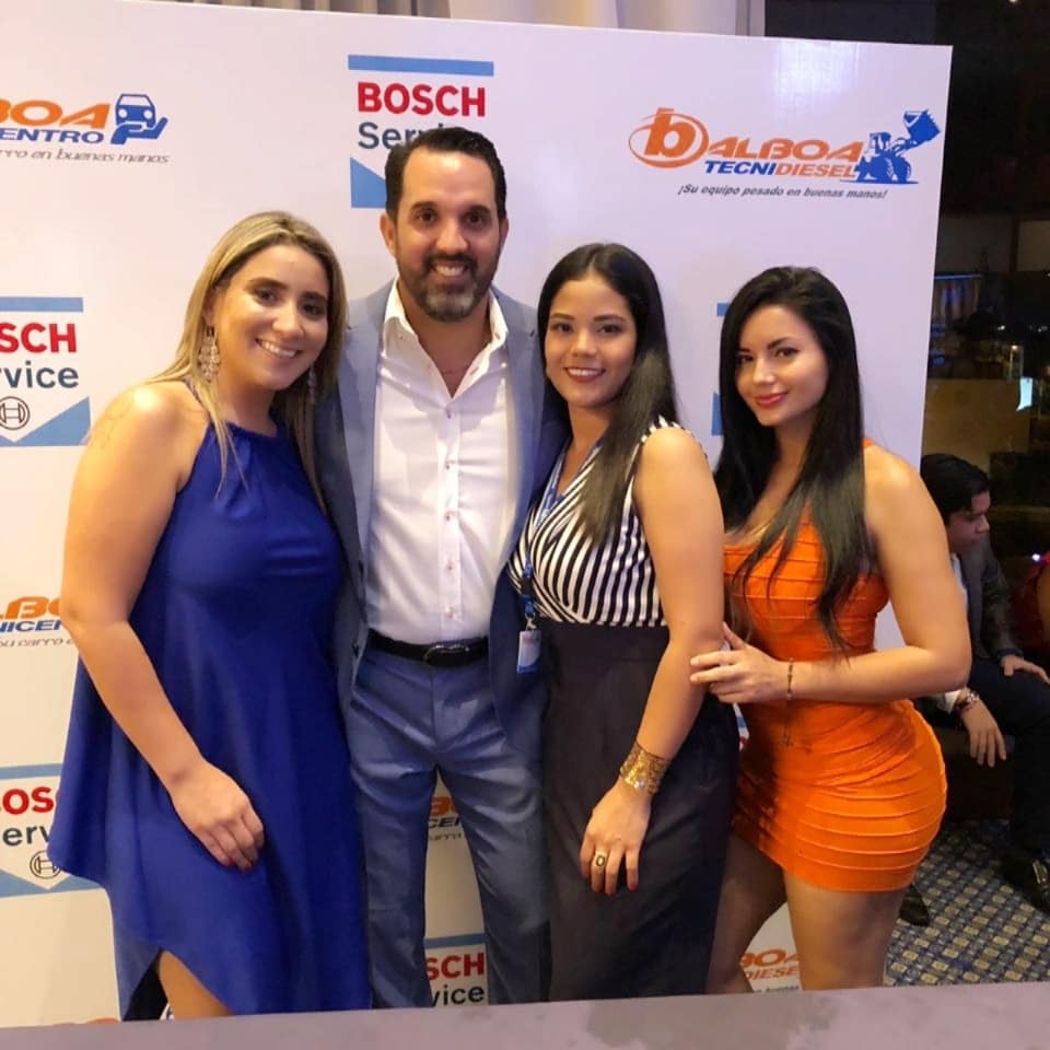 TecniBalboa's tweet photo. Estuvimos presente en el aniversario @lacamaragye #CCG129,con @pabloarosemena @mariapaz_mr @CampoverdeKelly @jaimemero @alfredobalboa, Jefferson Perez y muchos #HeroesDelComercio @TecniBalboa 46 años brindando servicio mecánico para carros multimarcas #SuCarroEnBuenasManos🚗🤝🏻 https://t.co/urqdMw3Ims