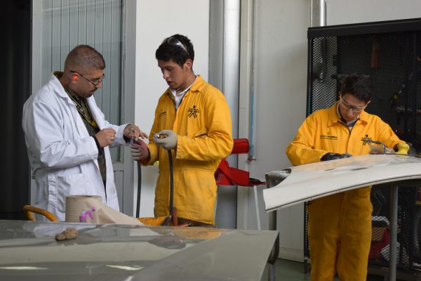 VulcaniaCol's tweet photo. 👀👉 @CesviColombia y @SENAComunica profesionaliza 30 técnicos en carrocería.
🚀 Como parte de nuestra responsabilidad social, desde #Vulcania patrocinamos a un joven recién graduado (bachiller) para que fuera aprendiz. https://t.co/grmqXct0P3 https://t.co/oYMyykOtLS