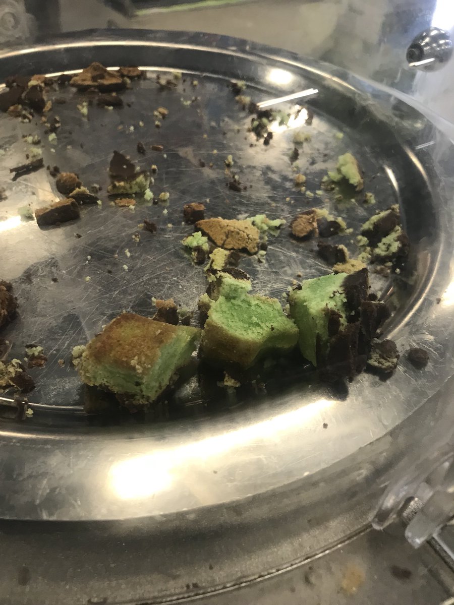 Ef ég hefði verið keppandi í Fear factor á sínum tíma þá held ég að það eina sem hefði getað fellt mig úr leik væri að þurfa að borða grænu kökuna úr 10/11.