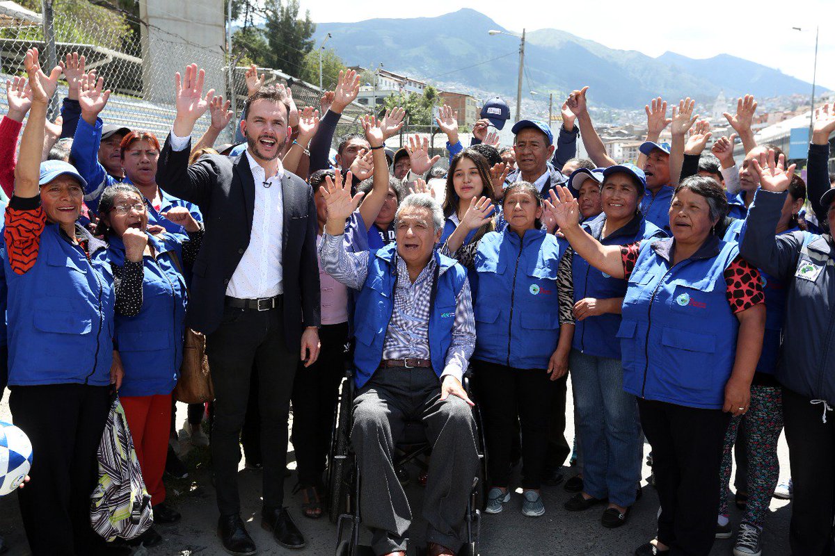 Presidencia_Ec's tweet photo. Presidente @Lenin Moreno recorrió  el Centro de Gestión Ambiental "Manuela Sáenz", para dialogar con representantes de la @RenarecEcuador | #ReciclajeInclusivoEC https://t.co/pzGXfU8xVz