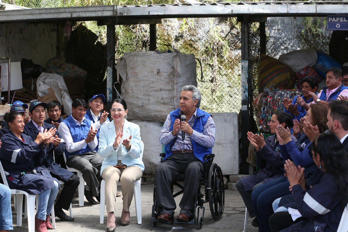 Presidencia_Ec's tweet photo. Presidente @Lenin Moreno recorrió  el Centro de Gestión Ambiental "Manuela Sáenz", para dialogar con representantes de la @RenarecEcuador | #ReciclajeInclusivoEC https://t.co/pzGXfU8xVz