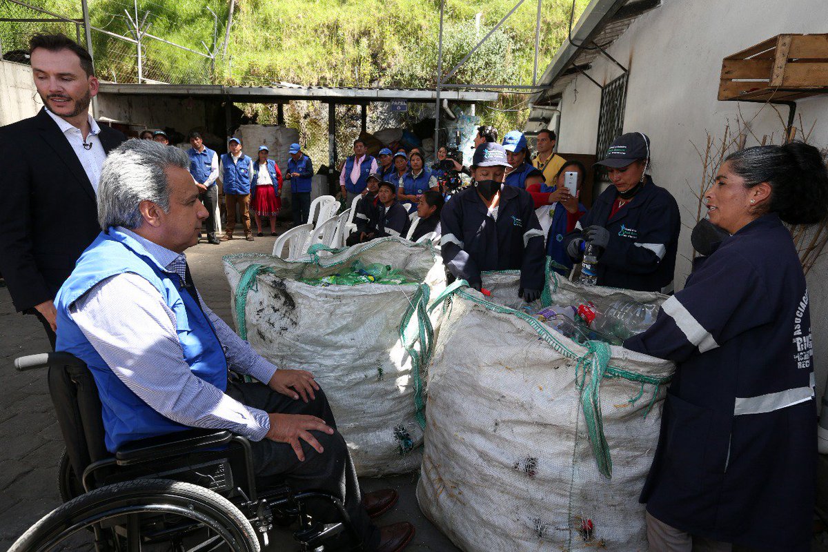 Presidencia_Ec's tweet photo. Presidente @Lenin Moreno recorrió  el Centro de Gestión Ambiental "Manuela Sáenz", para dialogar con representantes de la @RenarecEcuador | #ReciclajeInclusivoEC https://t.co/pzGXfU8xVz
