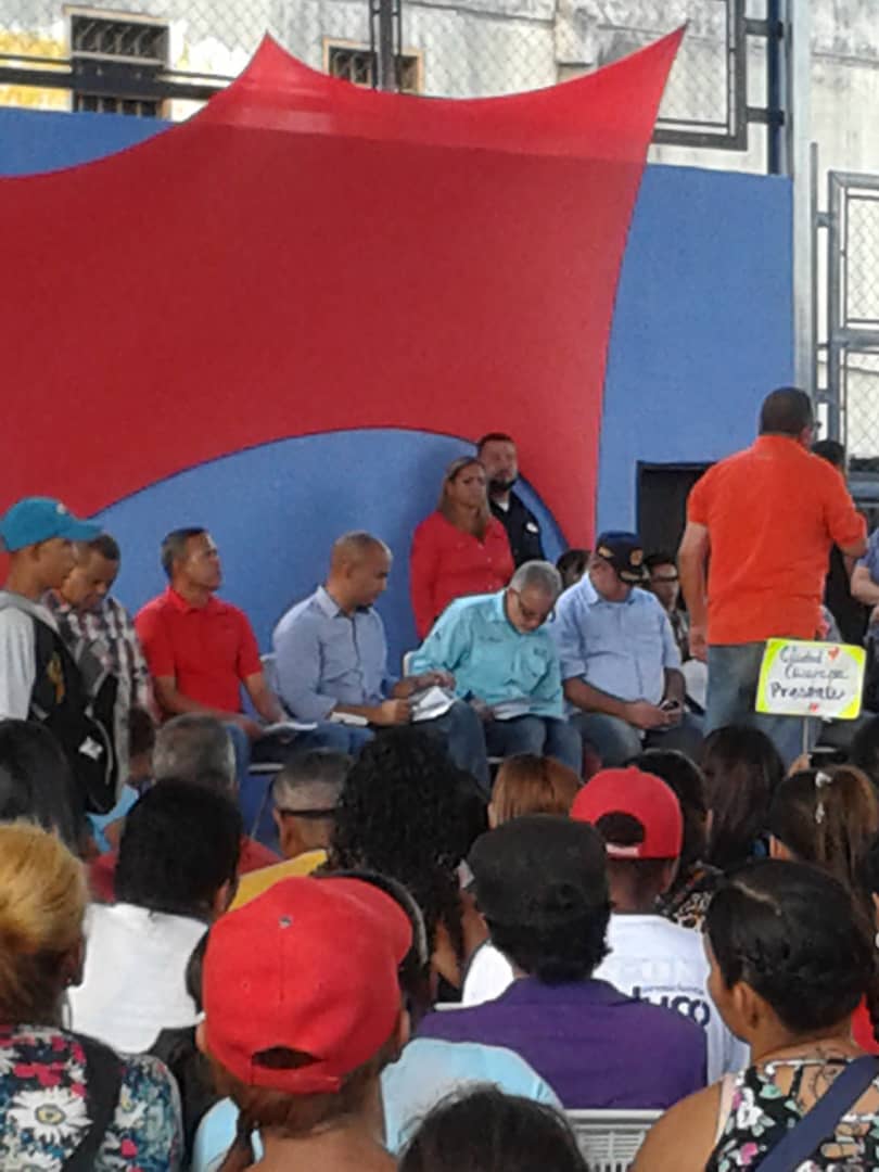 comuna27FyT's tweet photo. @comuna27FyT presente en la Reunión de este 05/06/2018 con  nuestro Gobernador @HectoRodriguez y Nuestro Alcalde @luiscarPSUV para  analizar el avance de las 4 dimensiones del plan de gobierno para  Miranda https://t.co/3wcZlfFp2o