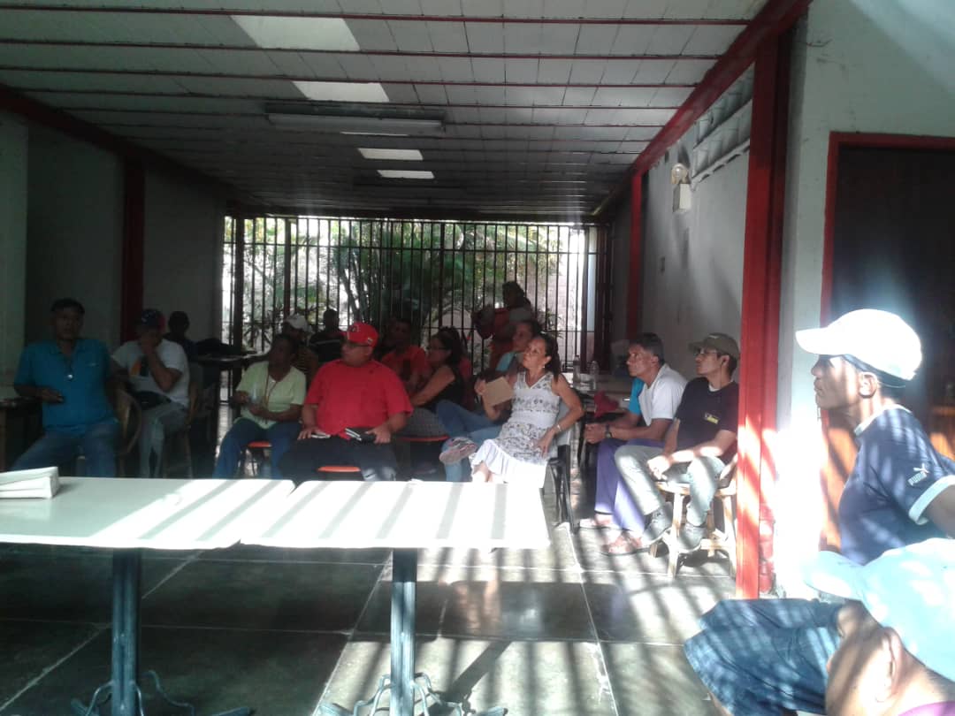 comuna27FyT's tweet photo. CLAP y Comuna 27 de Febrero en mesas de trabajo para organizar un  trabajo mancomunado sobre la venta programada de abastecimiento de  alimentos dentro del Abasto Bicentenario @luiscarPSUV https://t.co/lOLVXRcjoj