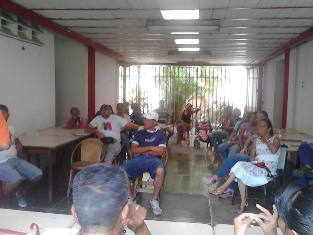 comuna27FyT's tweet photo. CLAP y Comuna 27 de Febrero en mesas de trabajo para organizar un  trabajo mancomunado sobre la venta programada de abastecimiento de  alimentos dentro del Abasto Bicentenario @luiscarPSUV https://t.co/lOLVXRcjoj