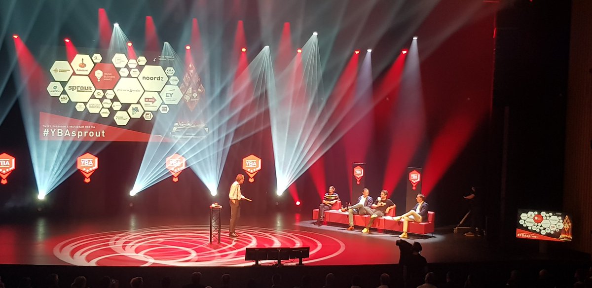 noordblog's tweet photo. De jury voor de finale van de #YBA heeft plaatsgenomen op de bank. Ze stellen zich 1 voor 1 voor. Nu @BenjaminDerksen. "Waar ben je van", vraagt Kelder. "Van Frank", ook te lezen op zijn shirt vanavond #YBAsprout https://t.co/edNOEix7I5