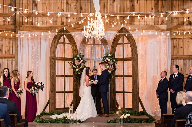 Congratulations to stunning couple, Morgan and Brandon! Get inspired by their incredible wedding day captured by <a href="/IvoryDoorStudio/">Ivory Door Studio</a>!
enchantedbrides.com/2018/06/07/mor…