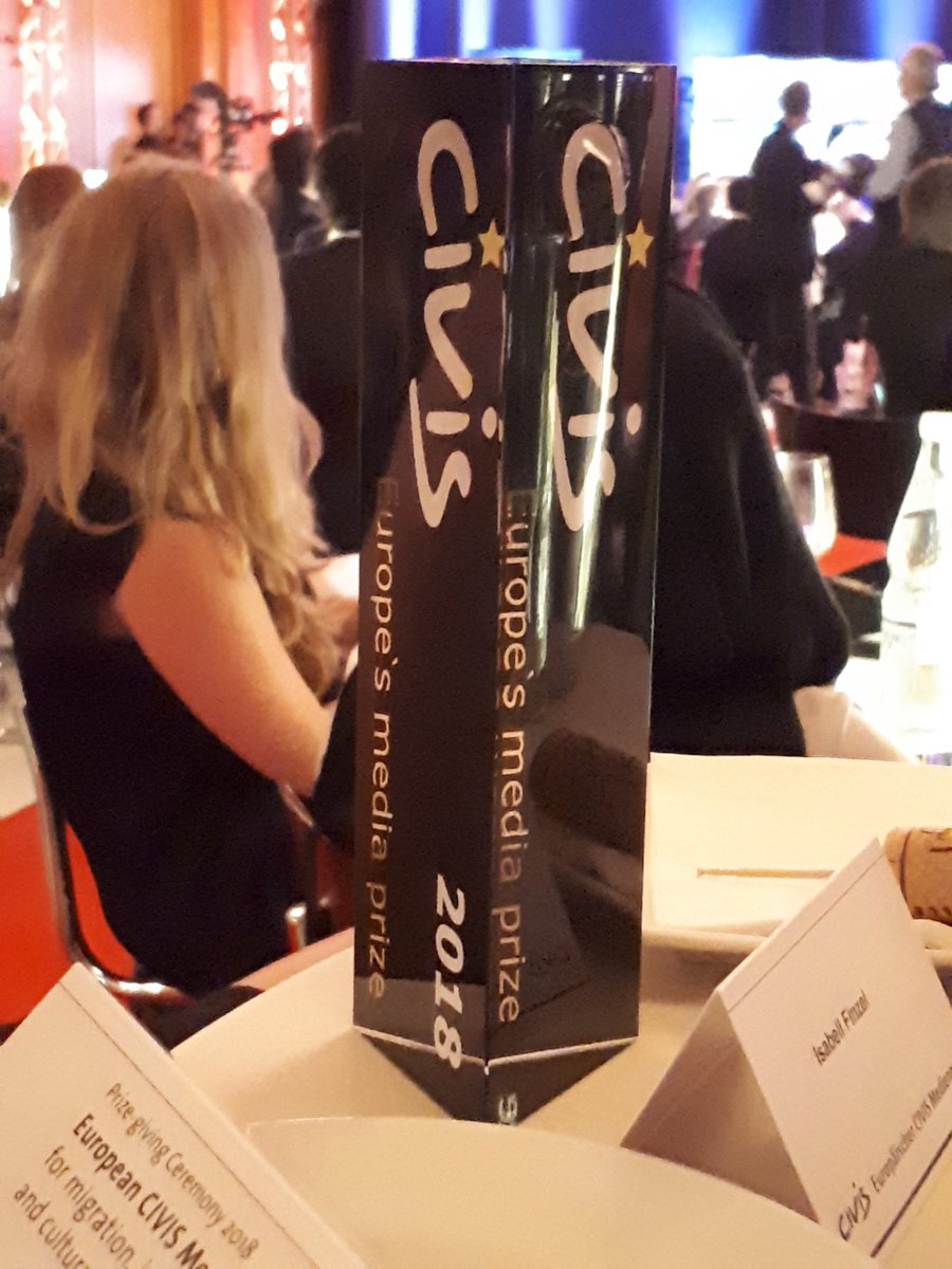 Schubfach's tweet photo. Eine lobende Erwähnung beim @CIVISPreis für @AlyomPodcast. Wir sagen: Vielen, vielen Dank! #CIVIS18 @asakademie https://t.co/2CFzbnFPld