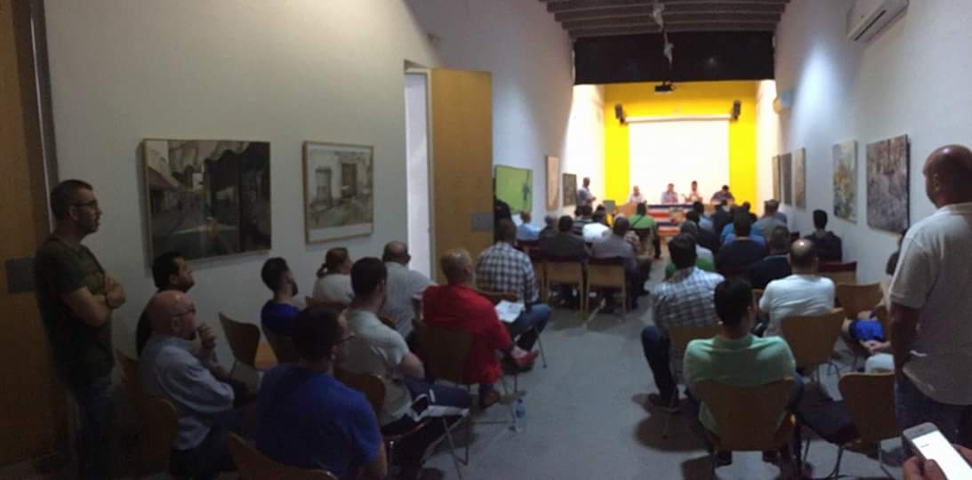 Asamblea de socios del Morón CF para la votación de la fusión de los dos clubes. Casa de la Cultural.