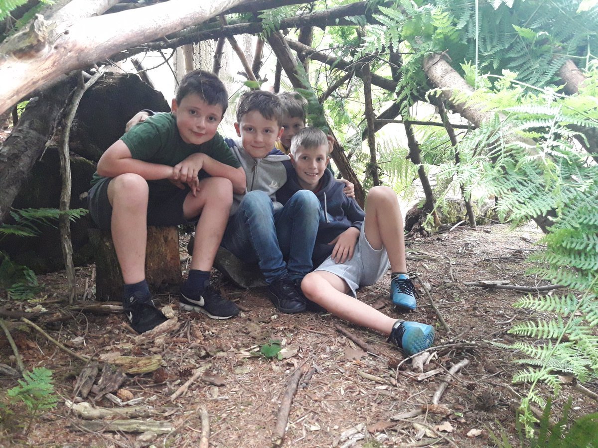 1stChudleigh's tweet photo. Great evening of den building @HaldonForest with our Cubs. https://t.co/jbkD9MJ7oR