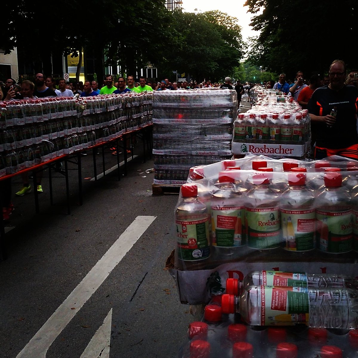 Aktuell ist der OV Idstein in Frankfurt bei der #JPMCC im Einsatz. Einsatzauftrag, Verpflegungspunkt Aufbauen und nachher wieder Abbauen. Dafür müssen aber erstmal dir 64000 Läufer durch sein.