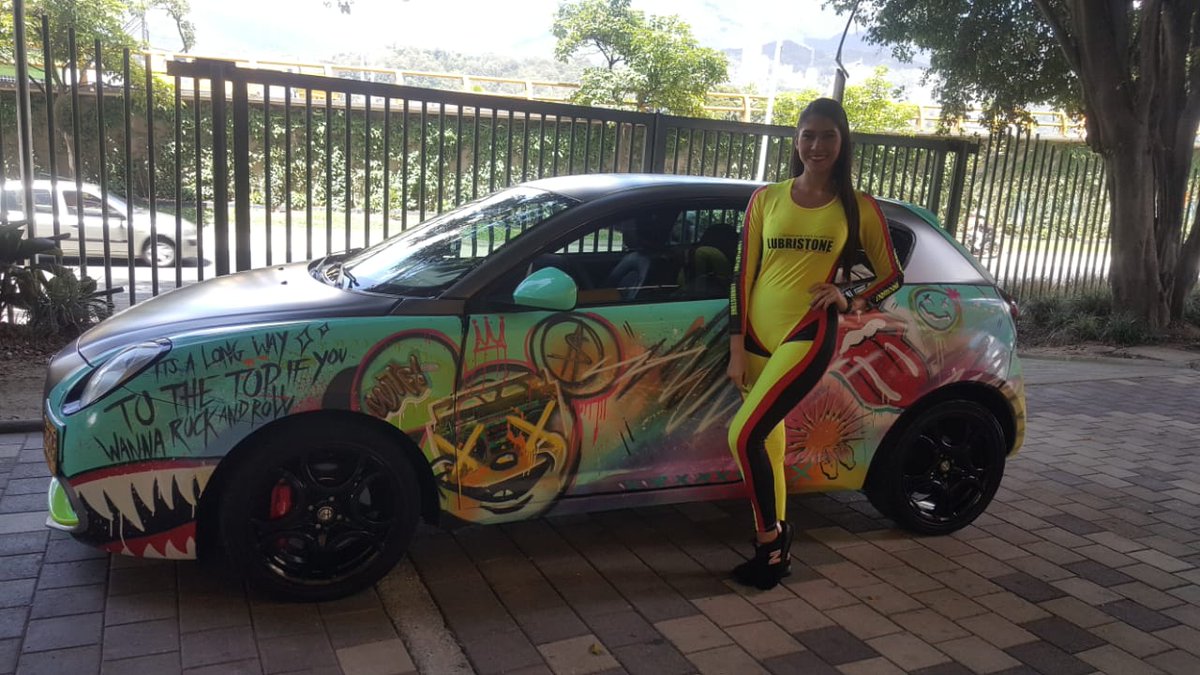 lubristone's tweet photo. Desde la Feria Autopartes - Medellín 
Fascinados con el arte de @JimmyGpx talen para rato! 😀
@feriaautopartes https://t.co/wMDRC1GhrM