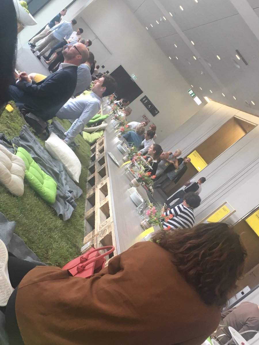 Artistenkind's tweet photo. Future Day 18 @zi_news war heute wieder mal mit klasse Rednern super inspirierend #fd_18 #future #trends #visionen #forschung https://t.co/GpEr2iYOOo