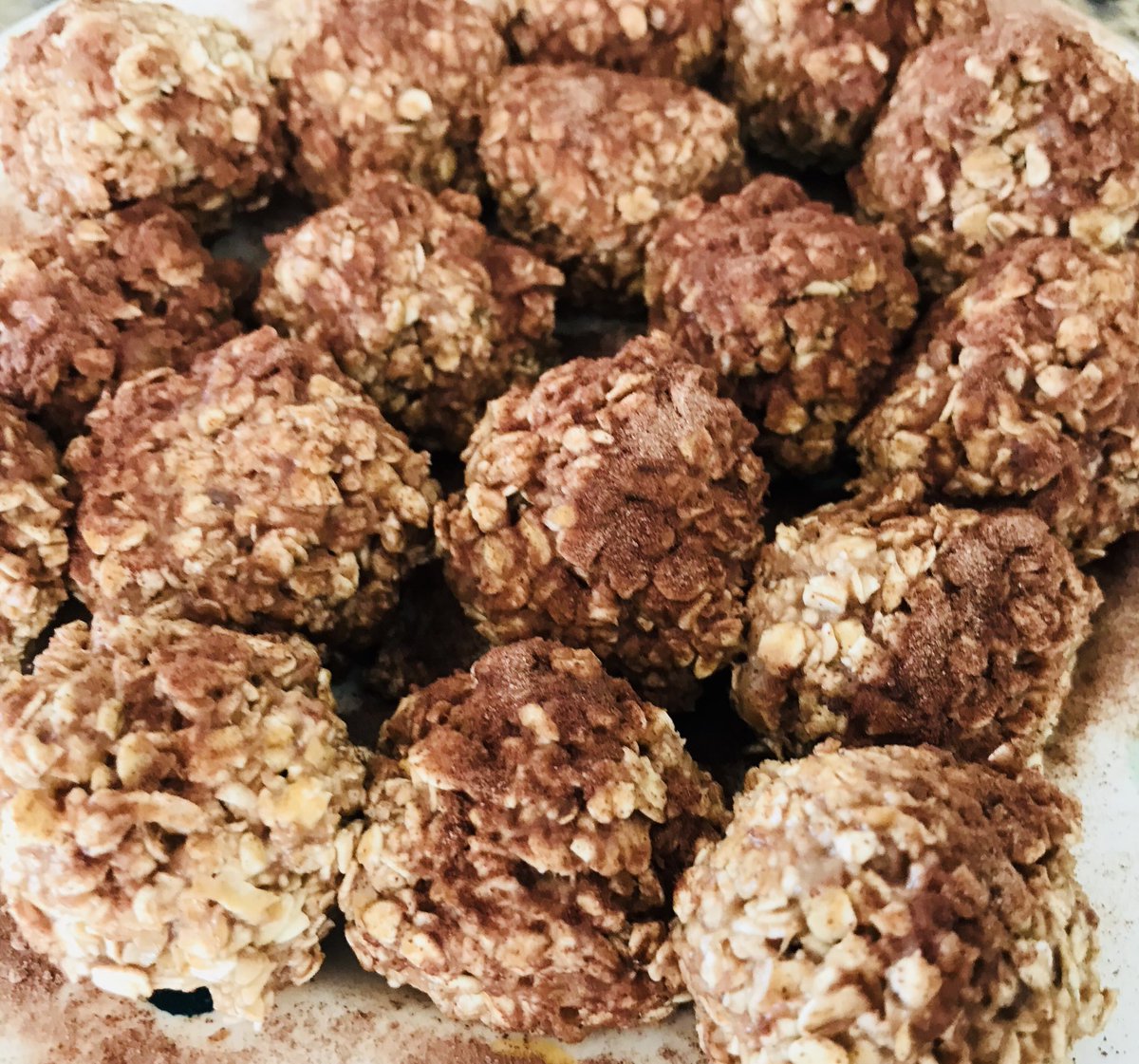 chloebowler's tweet photo. Cocoa Bites... 🌰
New on the @healthchef.je menu tomorrow... hope you all like them! 
Oats, bananas and cacao, so yummy and energising. Enjoy 😋
.
https://t.co/EbKdIanWqH
.
.#healthyfood #healthyrecipes #healthysnacks #chloebowler #wellbeing #diet #instafood #Motivation https://t.co/7htpnRYsYc