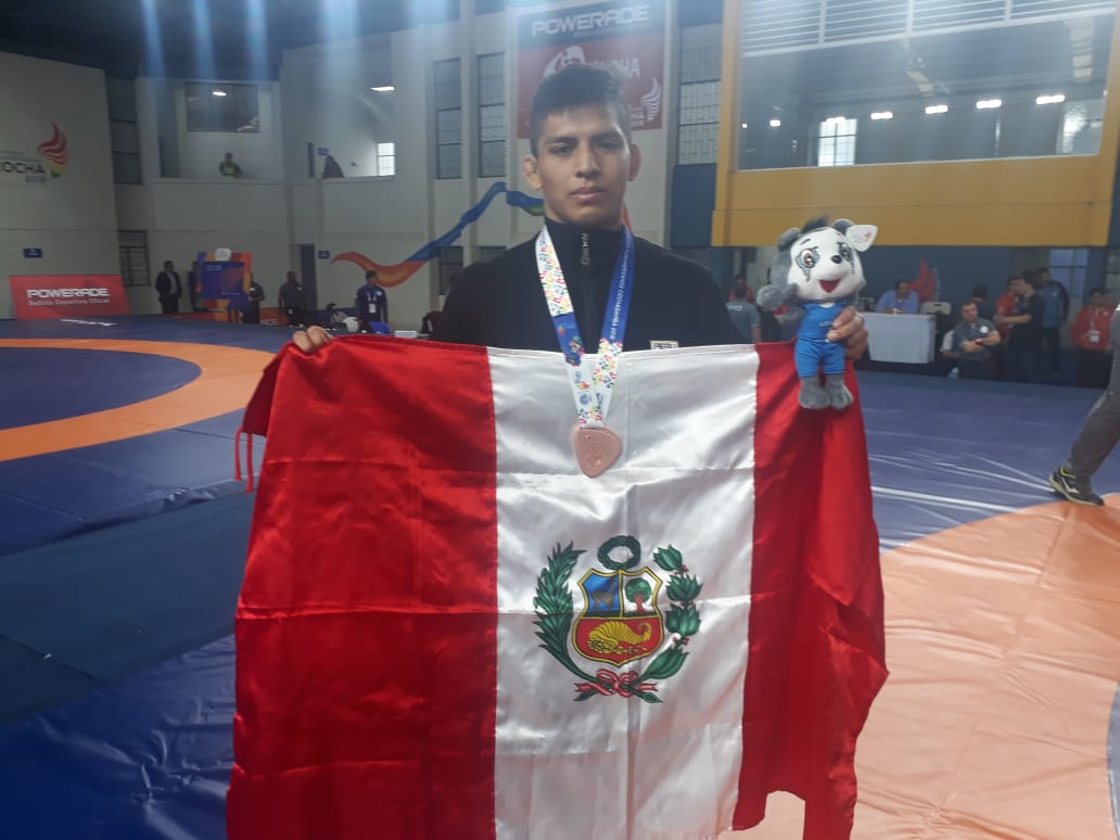 ipdperu's tweet photo. #IPDEnCocha2018 Así fue la premiación de Sixto Auccapiña (65 kg) y Samuel Alva (57 kg), medalliastas de bronce en lucha libre por los XI Juegos Suramericanos Cochabamba 2018. ¡Felicitaciones!  👇🇵🇪🥉😉 https://t.co/Y52lpq4sAY