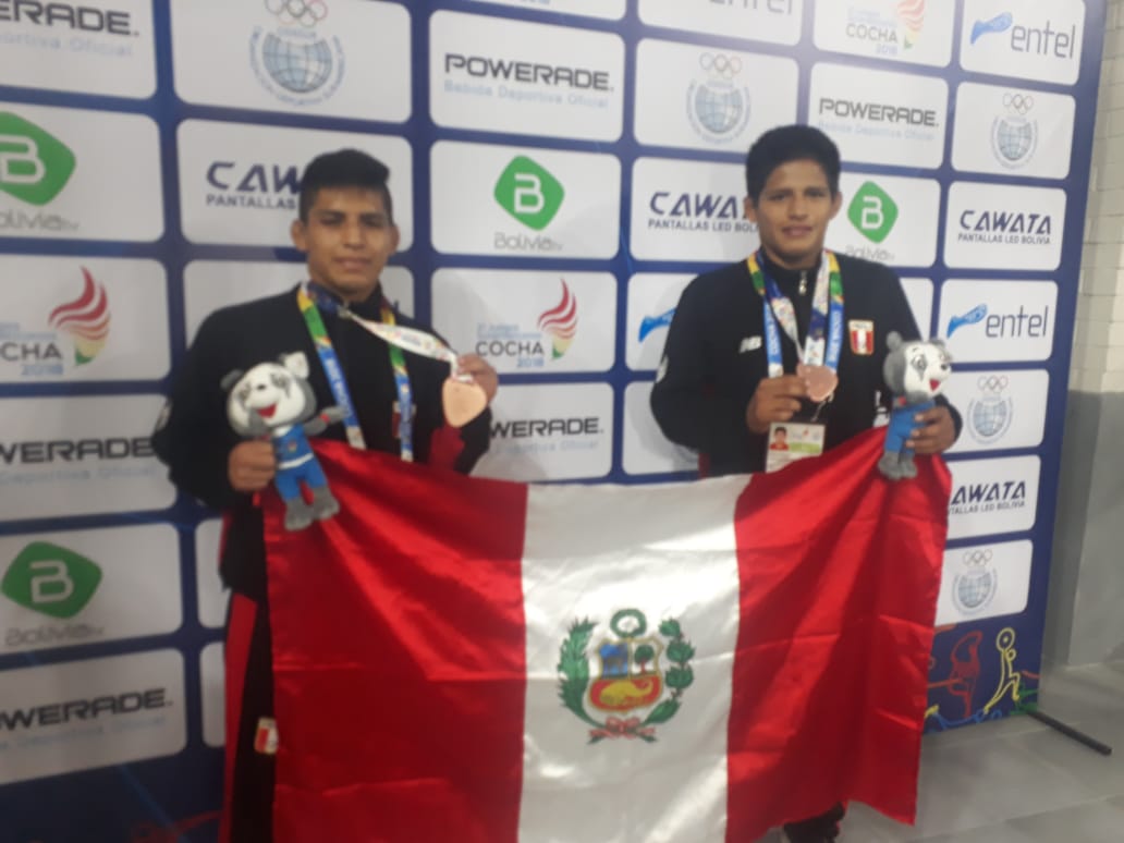 ipdperu's tweet photo. #IPDEnCocha2018 Así fue la premiación de Sixto Auccapiña (65 kg) y Samuel Alva (57 kg), medalliastas de bronce en lucha libre por los XI Juegos Suramericanos Cochabamba 2018. ¡Felicitaciones!  👇🇵🇪🥉😉 https://t.co/Y52lpq4sAY
