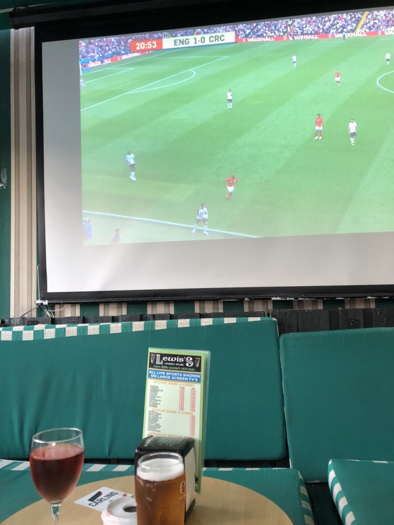 TimDekkerss's tweet photo. En wat doe je als je op strandvakantie bent? Juist ja, je zoekt een Irish Pub om voetbal te zien 😁 #ocharmedevriendin https://t.co/jbic0RDV8c