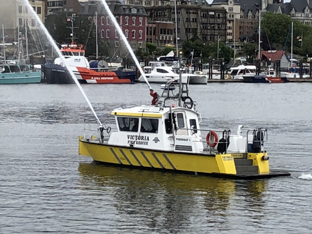FirechiefVince's tweet photo. A spectacular display of marine firefighting capability in Victoria BC. #RLS18 https://t.co/RNBt1iBQty