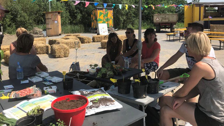 Eerste moestuinfestival is dankzij mooi weer en vrolijke mensen een groot succes
rtvd.nl/afFa