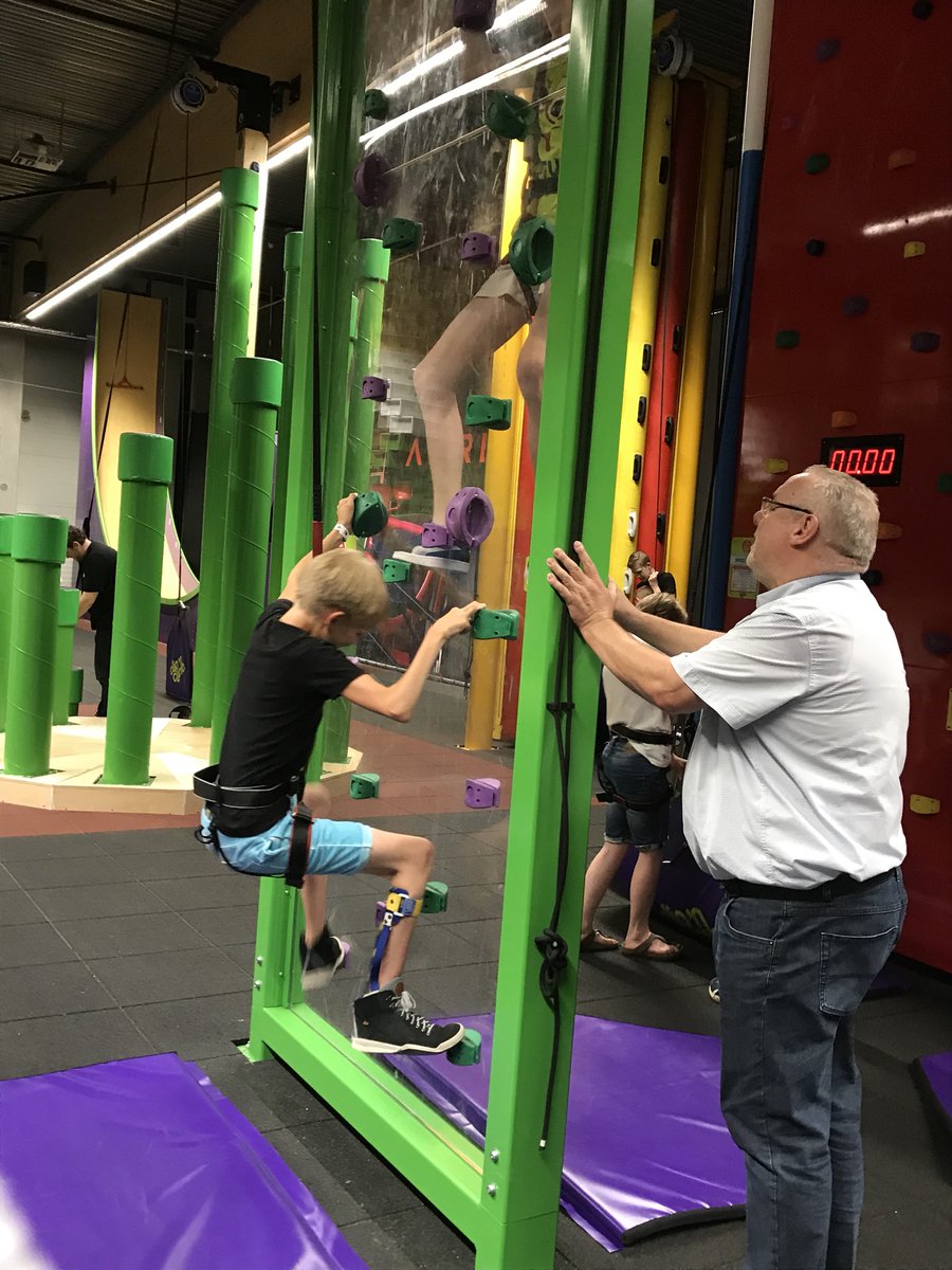 Gedeputeerde <a href="/GerKoopmans/">Ger Koopmans</a> was vandaag op werkbezoek bij Roda JC G-Stars United. Partners sportzone Kerkrade: Roda jc, @HvdSportLimburg <a href="/FysioStofberg/">FysioStofberg</a> Adelante,SpaceJump,Clip ‘n Climb,Soccer Arena bieden kinderen met een beperking kansen om te sporten.