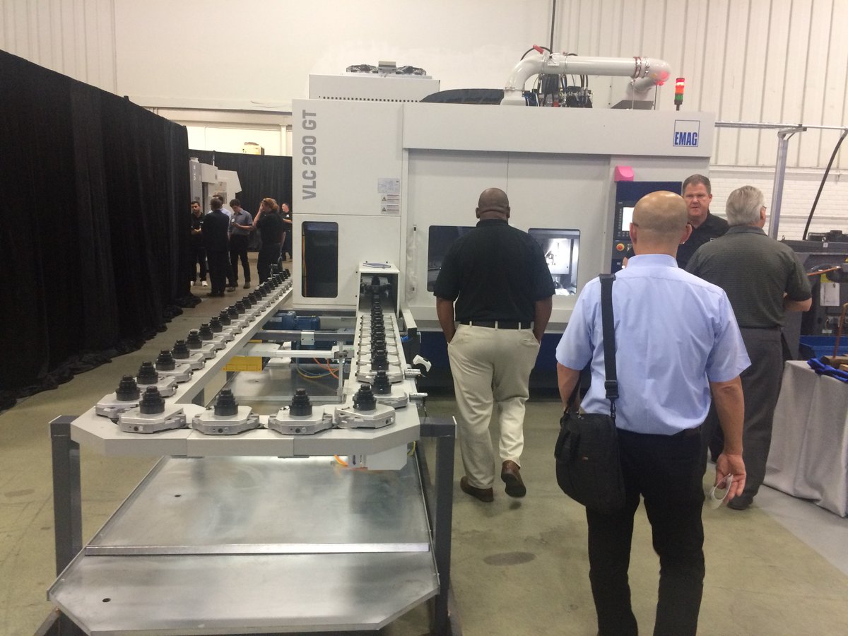 BernardandCo's tweet image. #VerticalMachining cell on display at @EMAGGROUPUSA #TechnologyDays
#mfg #manufacturing #machining #industrial #German #GermanMachines #Technology