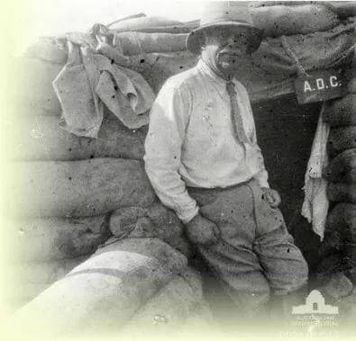 Zordu Çanakkale, herkes için zor ve acı dolu.
Ancak Melbourne'da başladığı tıp eğitimini Edinburgh'da tamamlayan, Plevne savunmasında Gazi Osman Paşa'nın yanında savaşarak Madalya hak eden Doktor Charles Snodgrass Ryan için bir Araf'ta kalma, duygu bozukluğu bir drama...