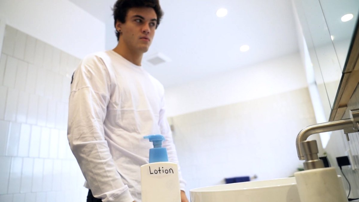 rtifyoucanhear's tweet photo. How TF did you use THE WHOLE BOTTLE? @EthanDolan #AskEthanAndGrayson https://t.co/HMrusliXsZ