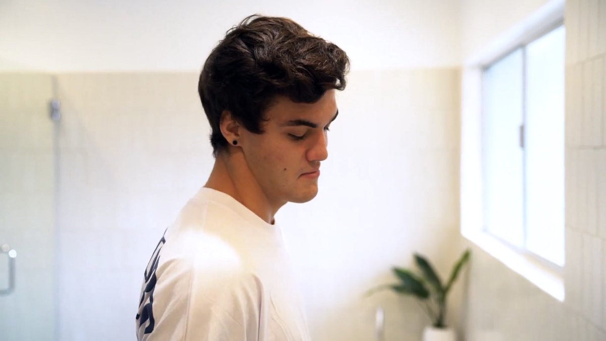 rtifyoucanhear's tweet photo. How TF did you use THE WHOLE BOTTLE? @EthanDolan #AskEthanAndGrayson https://t.co/HMrusliXsZ