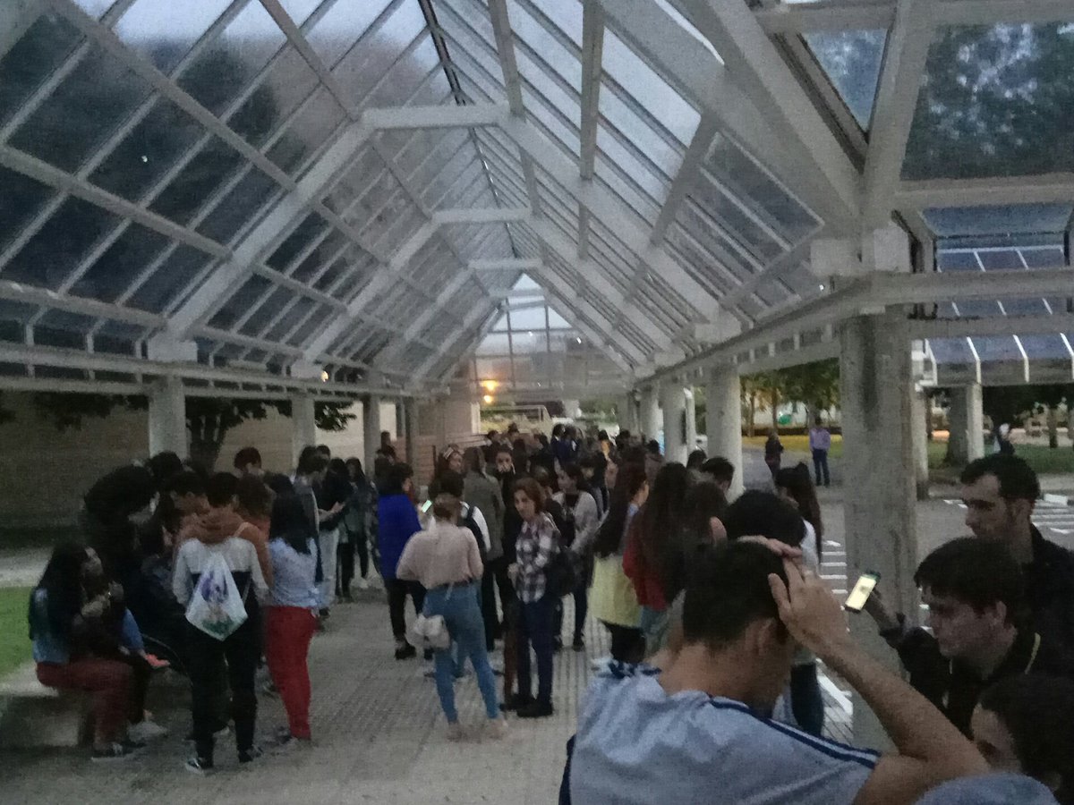 ULTIMA HORA || Hay alumnos concentrados ahora mismo en la Facultad de Económicas protestando por la filtración de exámenes de selectividad 

Asiste y difunde! 👇👇