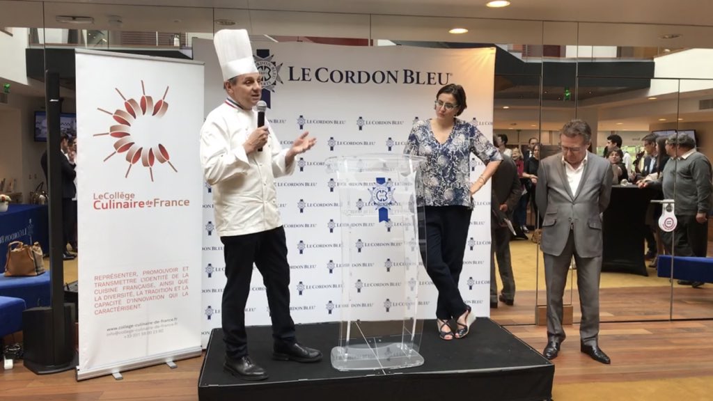 R_Qualite's tweet photo. « On a la sensibilité d’apporter à nos étudiants une vision du métier dans globalité. Ils doivent prendre conscience de ce qu’est la nature. » affirme #EricBriffard, Chef exécutif du @pariscordonbleu lors de la signature de la charte d’engagement pour une saisonnalité de qualité https://t.co/enhKWsJDU9