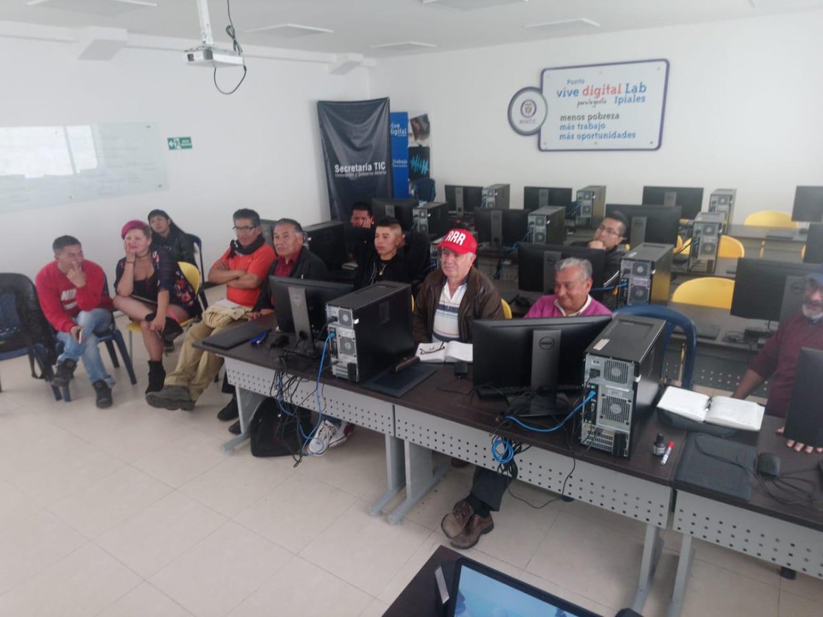 IpialesDigital's tweet photo. Edición de Video en @IpialesDigital : sábados de 8:00 AM a 12:00 M, actualmente participan de este curso 20 estudiantes de la comunidad de Ipiales. Luchamos por la reducción de Brecha Digital. @narinotic @gobnarino @MinTIC_responde https://t.co/lJfR7mlwdD