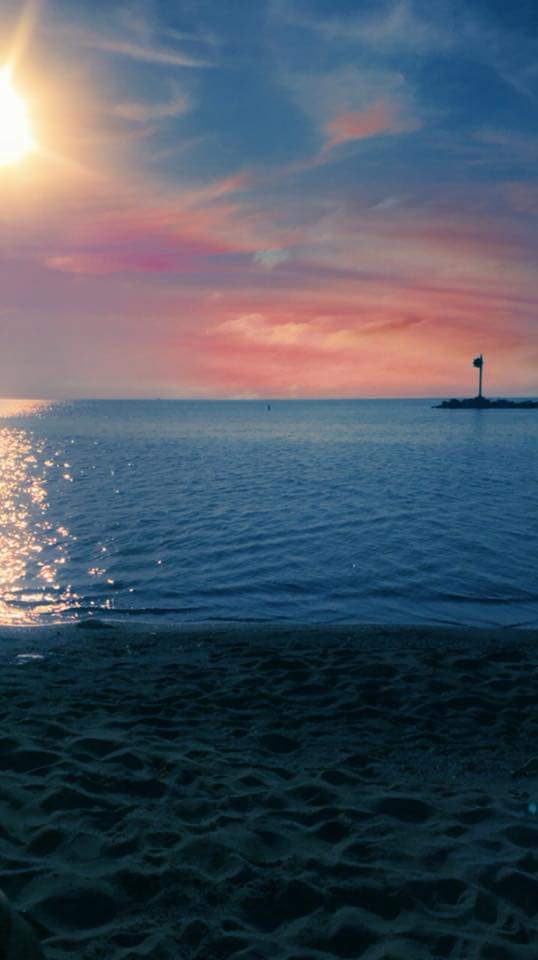 SkyLineGuy93's tweet photo. A very calming sunset photo taken in Lorain by Nicole Scholl! 🌅

#lorain #ohio #beach #sunset #sky #clouds #travel #skylineguy #stormhour #thephotohour https://t.co/Fw1xV2LXBu