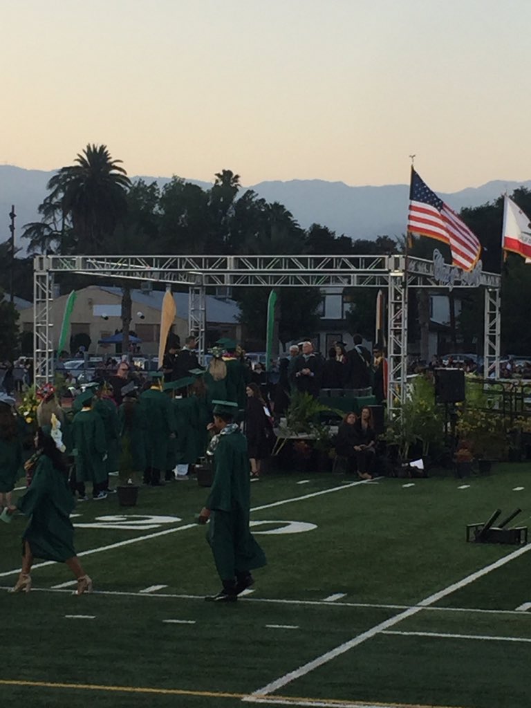 SHHSPTA's tweet photo. Congratulations to the "Class of 2018". We are very proud of each and every one of you. 🎉🎓🐾 "Once a Husky, always a Husky".... https://t.co/JHks8R1hUQ
