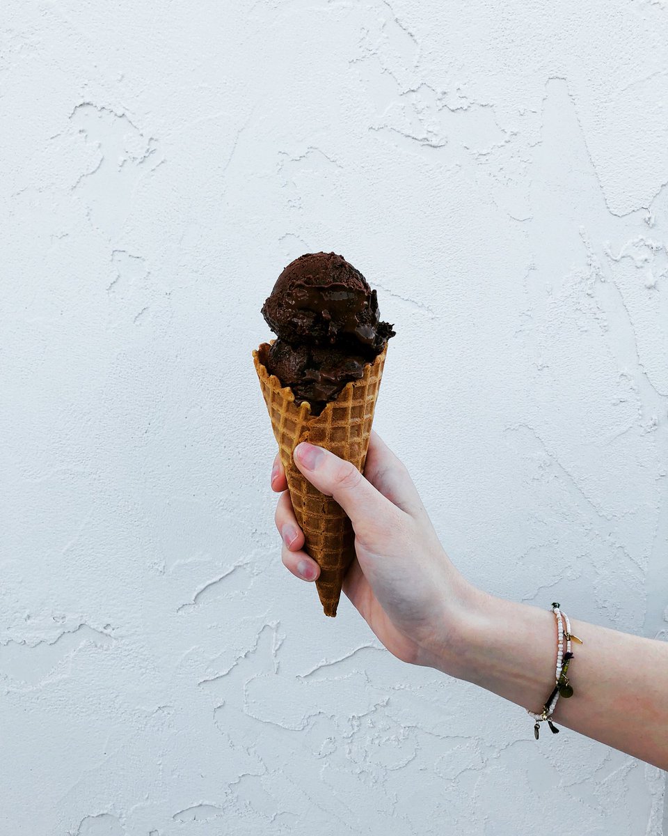 Happy National Chocolate Ice Cream Day with a twist of Baileys 😜
#nationalchocolateicecreamday #baileysirishcream #gettipsy #alcoholicicecream