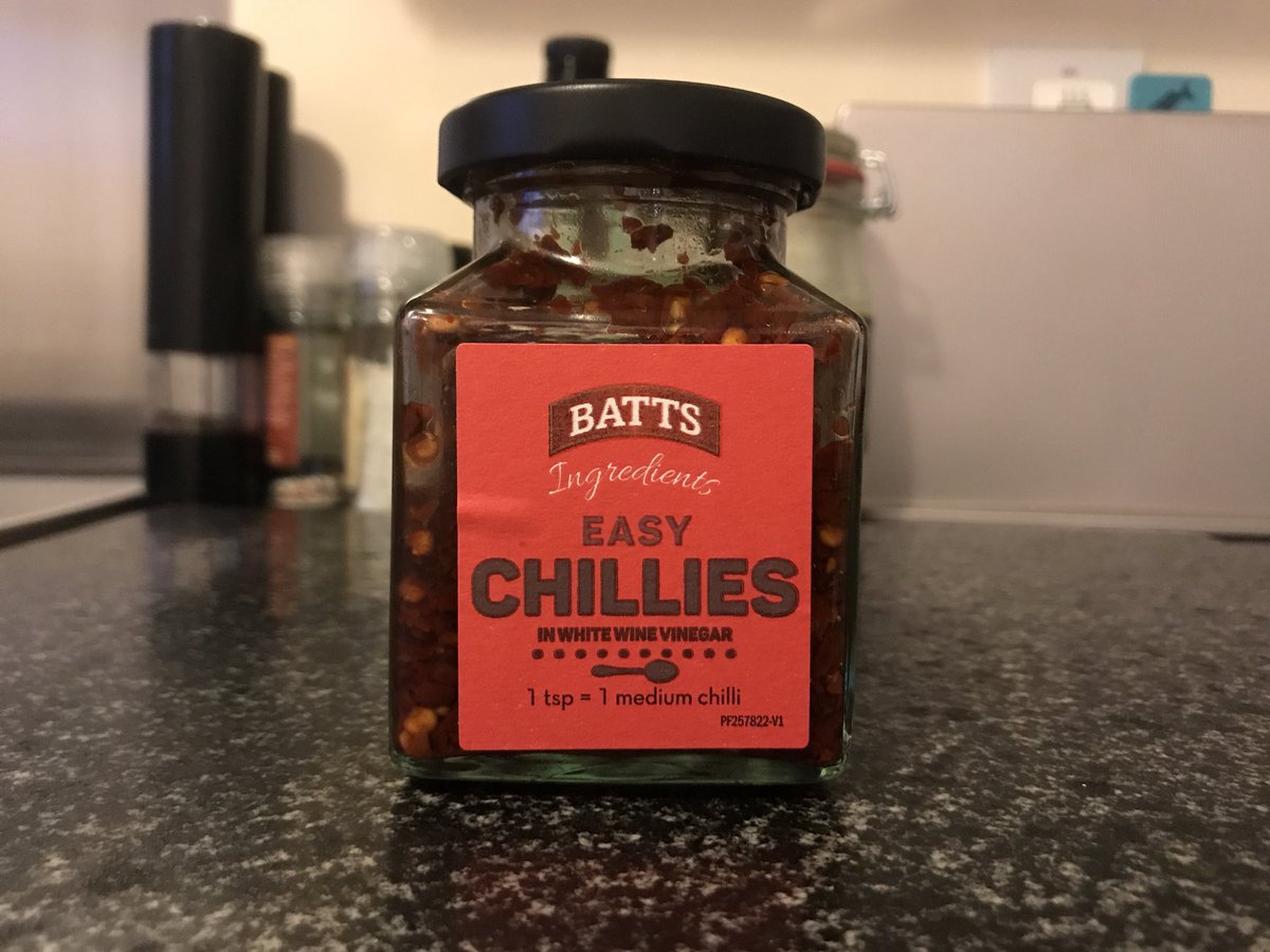 CraigBartonPT's tweet photo. 2 simple ingredients - white wine vinegar &amp; chilli flakes. Great healthy way of adding flavour and spice to meat or fish! Added bonus - cooking with acidic products like wine vinegar will reduce formation of harmful AGES
#spice #easychilles #healthyfood #ages #nutritioncoach https://t.co/qbNxCcTyb2