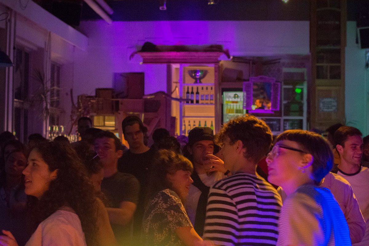 TUTTI en 575 gaven afgelopen zaterdag een leuk feest. Het was druk, gezellig en er werd goed gedanst. Bekijk de foto’s op de Facebook evenementpagina, en op naar het volgende dansfestijn! 🥳🕺