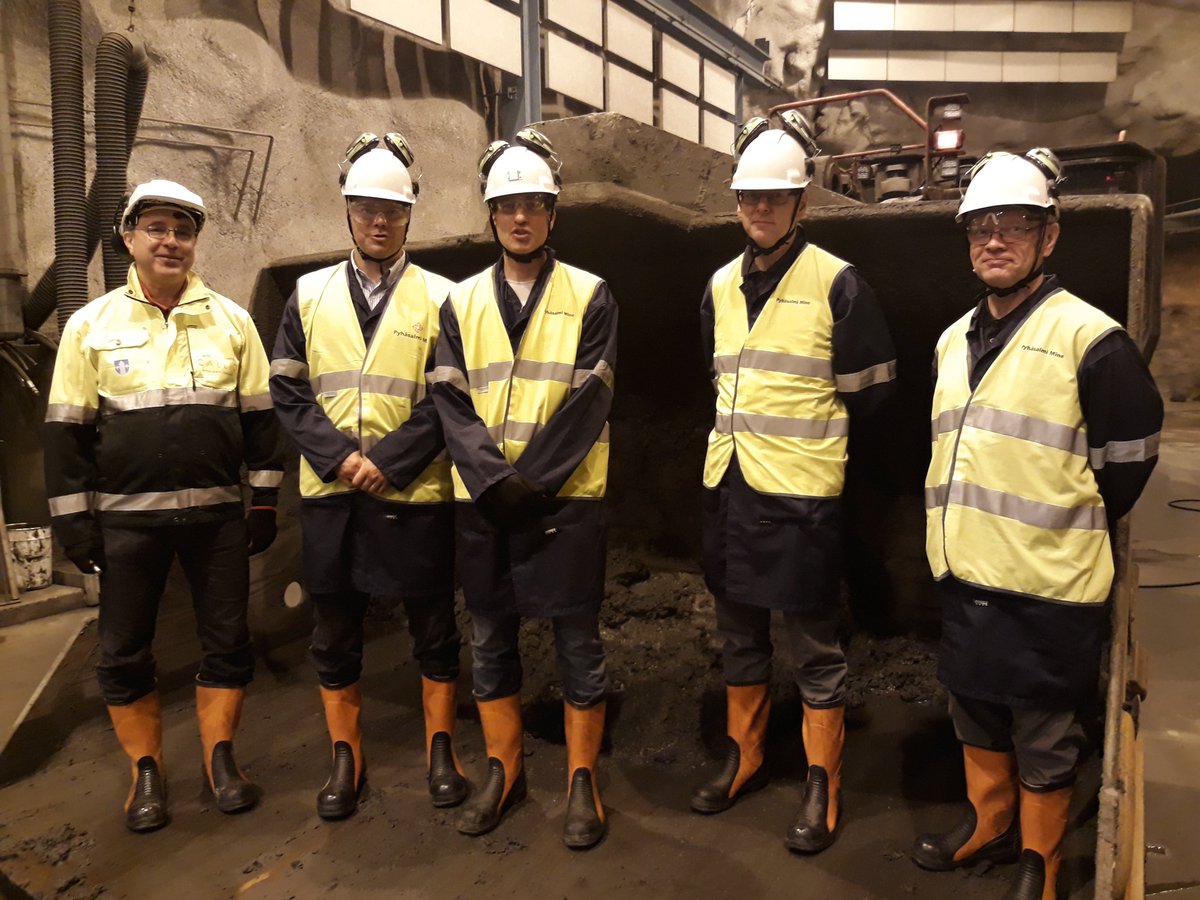 JJoutsenvaara's tweet photo. Physicist from @uniofjyvaskyla visiting @CallioPyhajarvi, a unique underground infrastructure in the world. Tour at the underworld visiting re-use facilities from top to bottom (1.4 km). Mandatory, traditional picture inside a scoop. #CallioLabResearchCommunity @UniOulu https://t.co/Ls5OsrdkMx