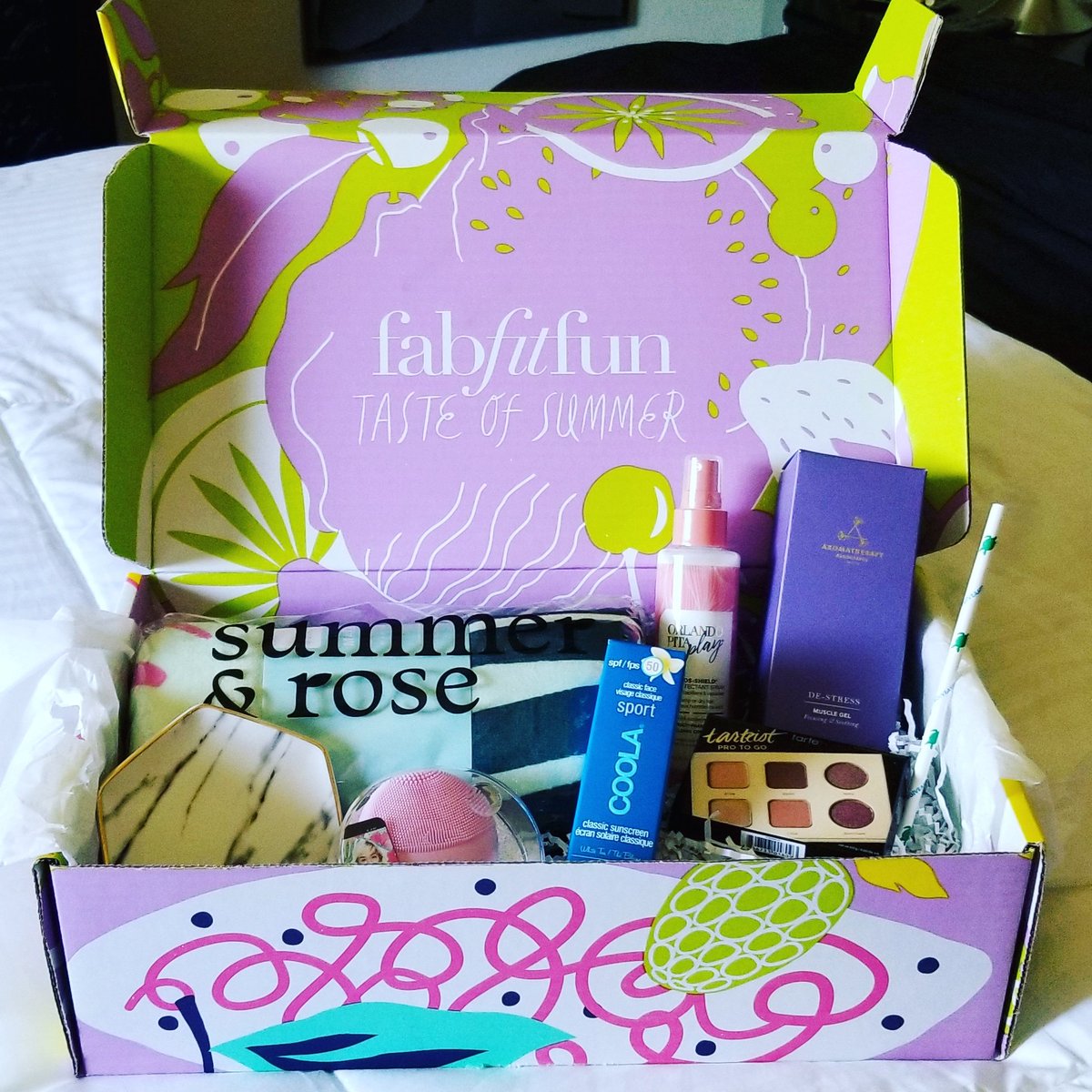 rwyrachel's tweet image. Okaaaaaaay so I am OBSESSED with my @foreo my skin feels amazing and the app they launched is everything!! I used my @tartecosmetics palette (from my Spring box) this morning &amp;amp; my makeup DID NOT smudge a bit 🧡💛❤ #FabFitFunBox #FabFitFun @FabFitFun @FabFitFunCS