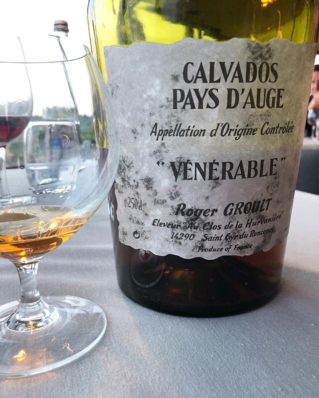 gillespudlowski's tweet photo. #yadelapomme y en a ! Les Bretons ne sont pas chauvins : la preuve. On boit du #calvados à #Dinard chez #didierMeril #rogergroult #saintcyrduronceray https://t.co/oUPOhWn9DX https://t.co/q3lgwBy6sP