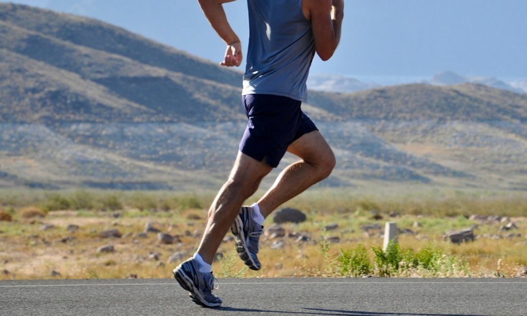 Красивые мальчики бегом. Дорожка для бега в парке. Фото спортсменов в движении. Беги форрест беги. Джули карназес.