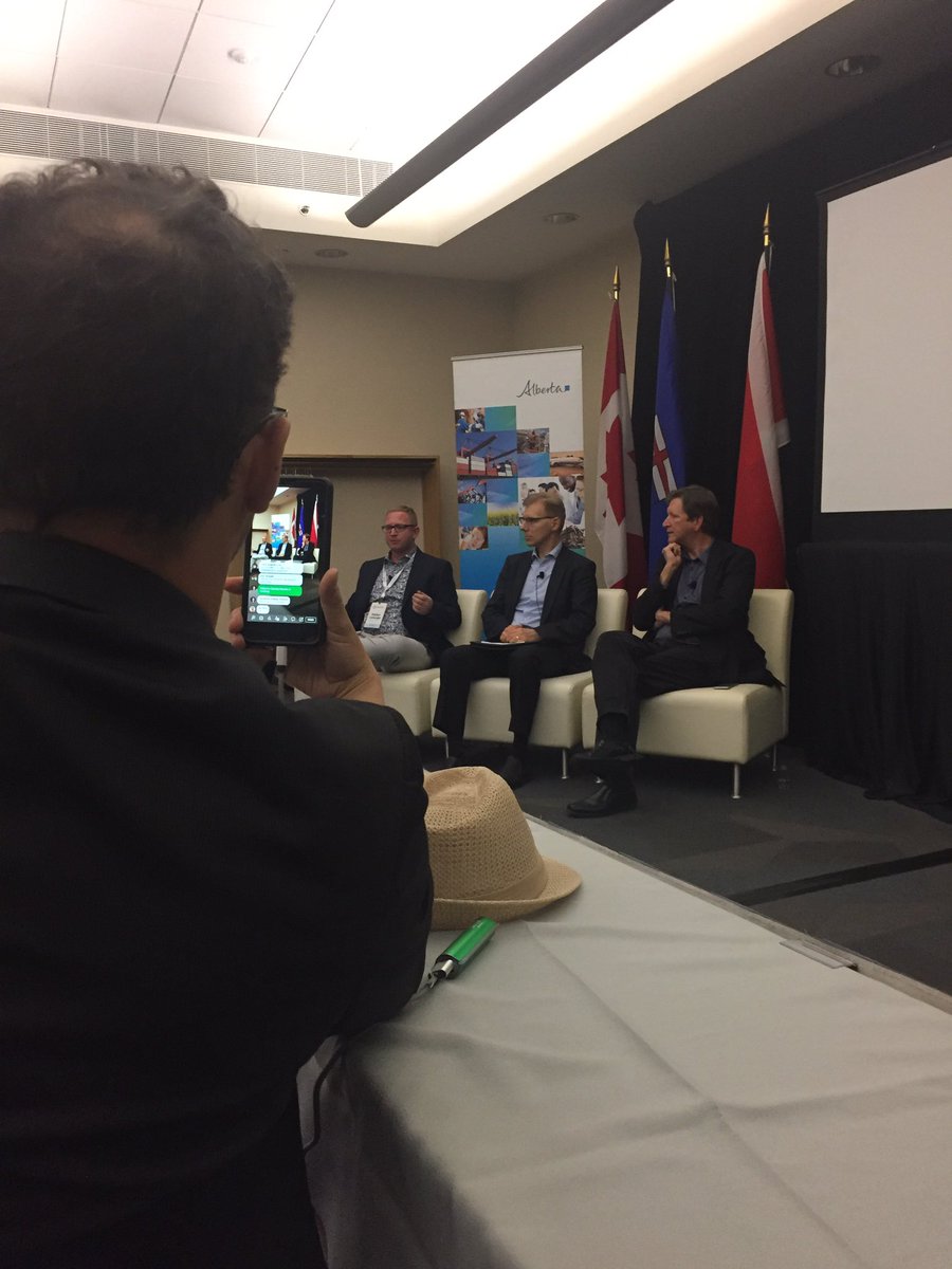 debbiebuttwhat's tweet image. I hope I can watch @ajproc video later...I missed a bit by tweeting #cantchewgumandwalkatsametime #inventures2018 @uniVRsive