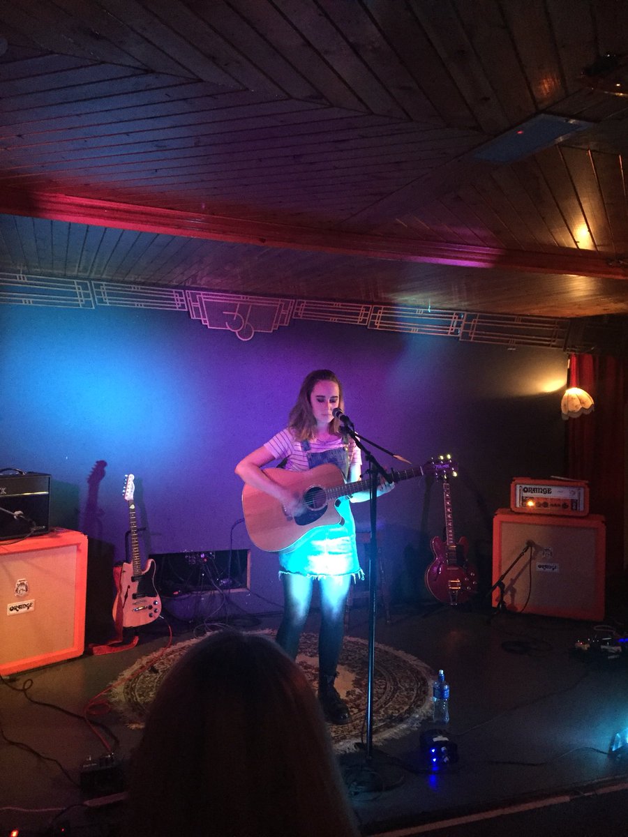 The Hot Press MIX Showcase is underway at <a href="/BelloBarDublin/">BelloBarDublin</a> !🙌 with the hugely talented <a href="/megankatedoolan/">Megan-Kate Doolan</a> serenading the room 😍