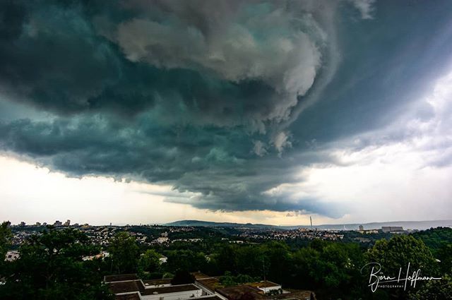Butzzze's tweet image. This is how the massive thunderstorm above Stuttgart started earlier today. Looks amazing, but it seems that it brought severe damage. #Stuttgart #stuttgart0711 #citywoo #bawü #0711 #stuggi #meinbw ift.tt/2kTxNf5
