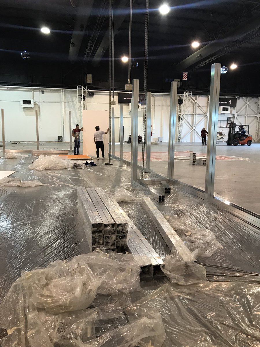 expogral's tweet photo. Comenzando con la construcción del stand de Eldan Electrónica en #argenplas2018 https://t.co/hY0gcCMqca